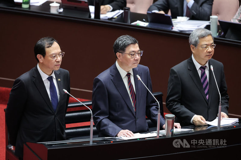 立法院會24日對行政院長卓榮泰提出施政方針及施政報告繼續質詢，卓榮泰（中）與經濟部長龔明鑫（右）、衛福部長石崇良（左）列席備詢，回應有關因美伊戰事恐引發藥物、醫材短缺等議題。中央社記者翁睿坤攝　115年3月24日