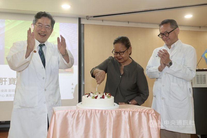 馬偕紀念醫院24日舉行記者會，帛琉首例轉診來台換肝病人米德莉（Mrs. Mildred）（中）在馬偕醫院醫療團隊治療下出院，馬偕紀念醫院總院長張文瀚（左）、外科部副主任林俊昌（右）歡送米德莉出院。中央社記者張皓安攝 115年3月24日