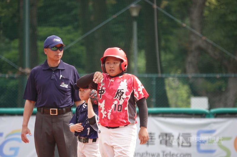 115年謝國城盃少棒賽24日進行敗部賽事，花蓮中原黃翊帆（右）單場2安，助隊擊敗宜蘭內城，保晉級生機。中央社記者謝靜雯攝　115年3月24日