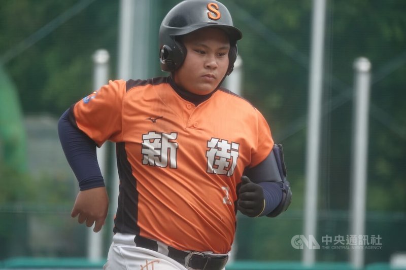 謝國城盃少棒賽南投新街國小全皓（圖）單場3安，包括1發滿貫砲，助隊以17比0、3局擊敗新竹關東，敗部保住生機；全皓可投可打，曾見到偶像張志豪，無厘頭提問：「怎麼讓球速變快。」中央社記者謝靜雯攝　115年3月24日