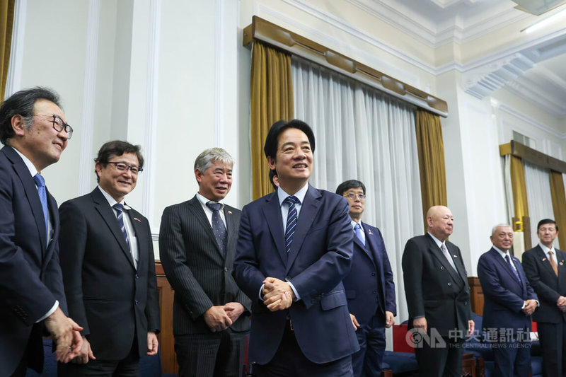 總統賴清德（前中）24日下午在總統府，接見日本台灣親善協會會長衛藤征士郎一行，賴總統與訪團逐一握手致意。中央社記者吳家昇攝 115年3月24日