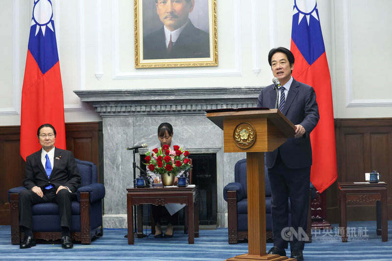 總統賴清德（前右）24日下午在總統府，接見日本台灣親善協會會長衛藤征士郎（左）一行，賴總統致詞時感謝日本政府多次力挺台灣。中央社記者吳家昇攝 115年3月24日