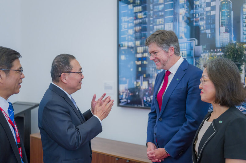 新北市政府24日表示，市長侯友宜（左2）23日與墨爾本市長芮思（Nicholas Reece）（右2）、市議員廖嬋娥（Gladys Liu）（右）會面交流。（新北市政府新聞局提供）中央社記者黃旭昇傳真  115年3月24日