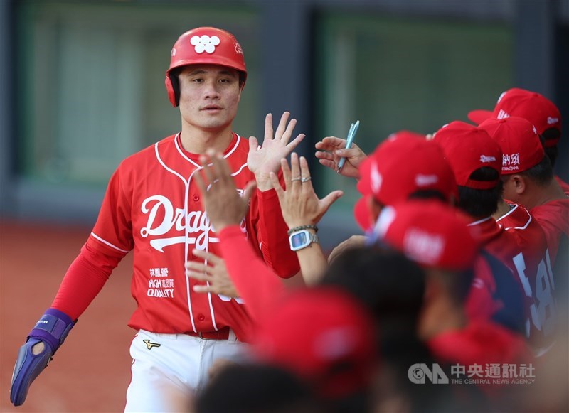 中職味全龍野手李凱威（圖）獲得複數年合約，合約至少4年、最長可達8年，總值最高可達新台幣1億元。（中央社檔案照片）