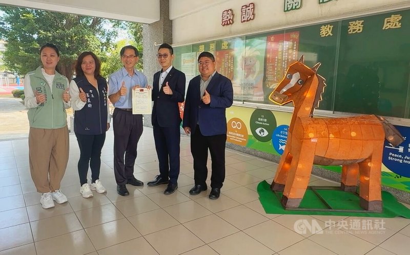 2026台灣燈會期間，嘉義縣太保國民中學師生以視覺錯覺創作花燈「扭頭馬面－馬盯尼」網路爆紅，民主進步黨籍立法委員蔡易餘（右1）肯定師生藝術創作表現，24日媒合嘉威聯合會計師事務所捐藝術獎學金。中央社記者蔡智明攝　115年3月24日