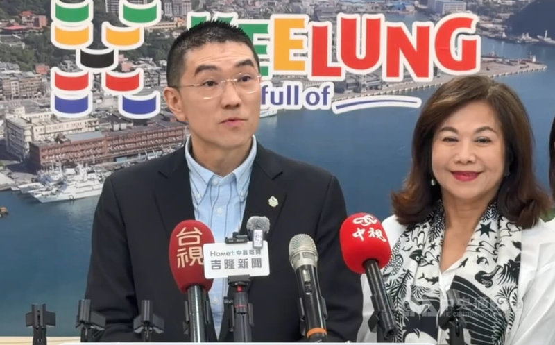 基隆市政府24日宣布將發放新台幣6500元敬老禮金，民進黨基隆市長提名人、議長童子瑋稱歡迎市長謝國樑（左）跟進其政見。謝國樑則表示，最近許多政策雙方都有出力，卻被扭曲成完全是一方的功勞，但這部分他不會在意，他要的是把事情做好。中央社記者王朝鈺攝　115年3月24日