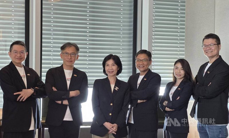 遠傳電信總經理井琪（左3）表示，2025年繳交亮眼成績單，營收、獲利齊創歷史新高，遠傳以「2026年起飛年」為全年發展定調，並聚焦放大綜效、放大服務、放大AI的3大策略，驅動新一波成長曲線。中央社記者江明晏攝　115年3月24日