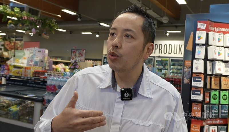 連鎖超市REWE泰戈爾（Tegel）分店店長阮越表示，該店是柏林首個導入聊天收銀台的超市，為當地政府對抗孤獨計畫的一環。中央社記者林尚縈柏林攝　115年3月24日