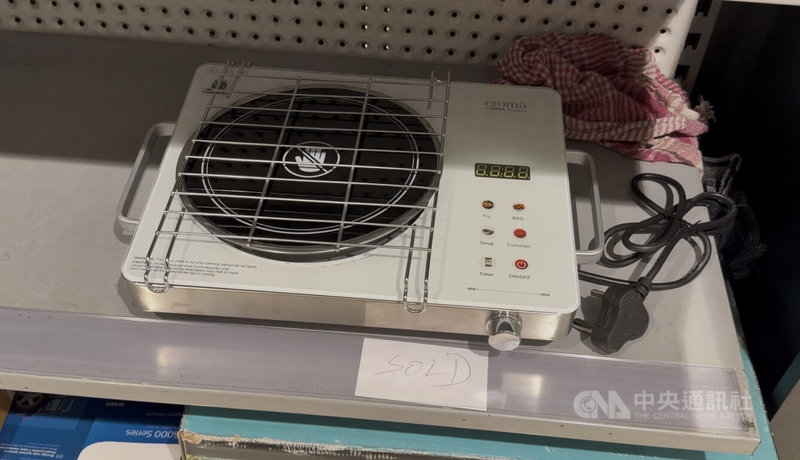 印度受中東衝突導致的能源運輸困難影響，一般家庭、小吃攤、餐廳普遍使用的液化石油氣至今仍短缺，民眾設法減少對桶裝液化石油氣依賴，部分地區出現短短10天內賣出40萬台電磁爐的驚人現象。圖為家電賣場標示為「已售出」的電磁爐。中央社記者李晉緯新德里攝　115年3月24日