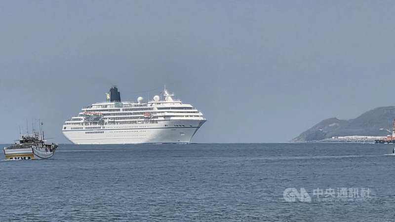 2萬9000噸巴拿馬籍「阿曼達號」郵輪，24日彎靠馬公港，港務公司馬公管理處出動拖船噴水迎接，帶來歐美遊客暢遊澎湖，開啟郵輪觀光旅遊市場，預計今年有5艘郵輪、7航次。中央社   115年3月24日