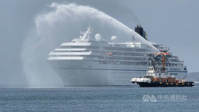 2萬9000噸巴拿馬籍「阿曼達號」郵輪，24日彎靠馬公港，港務公司馬公管理處出動拖船噴水迎接。中央社   115年3月24日