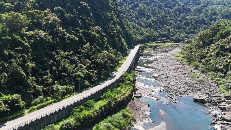 公路局改善台9甲線，提升道路韌性，營造友善行人空間，設置生物通道與友善爬坡道，並推動稀有植物的救援與復育，參加美國謬思設計大獎評比，獲景觀設計金獎肯定，成為守護土地、孕育永續未來的重要典範。（公路局提供）中央社記者黃巧雯傳真　115年3月24日