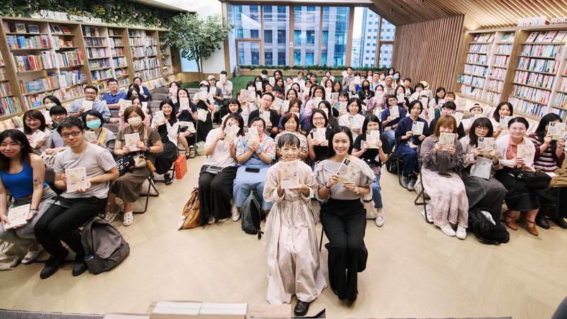 日本療癒系作家小川糸（前中左）深受讀者喜愛，皇冠文化集團總編輯許婷婷（前中右）表示，小川糸筆下作品常從失去與死亡出發，特別能引起共鳴。（皇冠文化集團提供）中央社記者邱祖胤傳真　115年3月24日