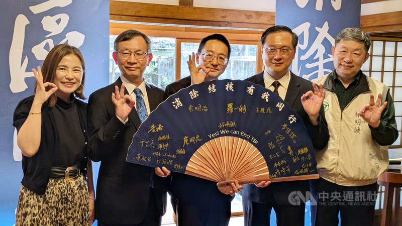 衛福部疾管署長羅一鈞（中）24日在「消除結核 社區同行」記者會說明，2025年結核病新案發生率降至每10萬人口約25例，新增感染數更首度跌破6000人降到5742人；下階段防治將以高齡、外籍為重點。中央社記者曾以寧攝　115年3月24日