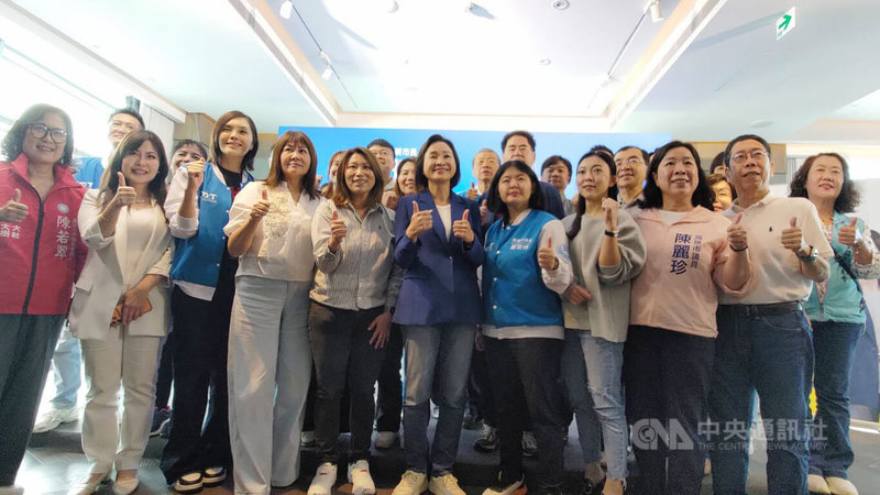 國民黨高雄市長參選人柯志恩（前中）24日舉行首場政見發表會，提出「一個夢想、三個希望、五區均衡、七個願景、九大方針」，建構競選高雄市長政見藍圖，盼獲得市民支持。中央社記者蔡孟妤攝　115年3月24日