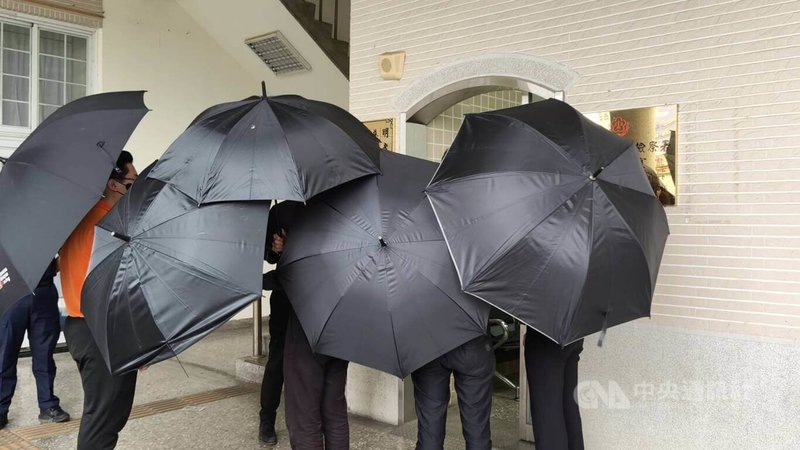 彰化員林百果山命案，檢方24日下午赴彰化市立殯儀館進行解剖，確認湯姓死者死因，湯父也到場，但面對媒體全程不發一語，殯葬業者則是拿黑傘護送湯父離開殯儀館。中央社記者吳哲豪彰化攝　115年3月24日