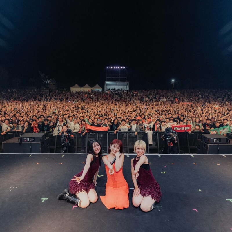 日本人氣歌手AiNA THE END（前中）今年大港開唱在女神龍舞台壓軸，與兩位舞者演出「革命道中」等歌曲獲得台下如雷歡呼應援。（圖取自threads.com/@reika81z3）