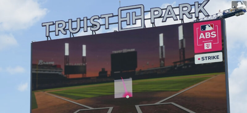 美國職棒大聯盟（MLB）新球季將引入「電子好球帶挑戰系統」（ABS）。當有球員提出挑戰時，結果將同步顯示在球場大螢幕與轉播畫面。（圖取自MLB網頁mlb.com）