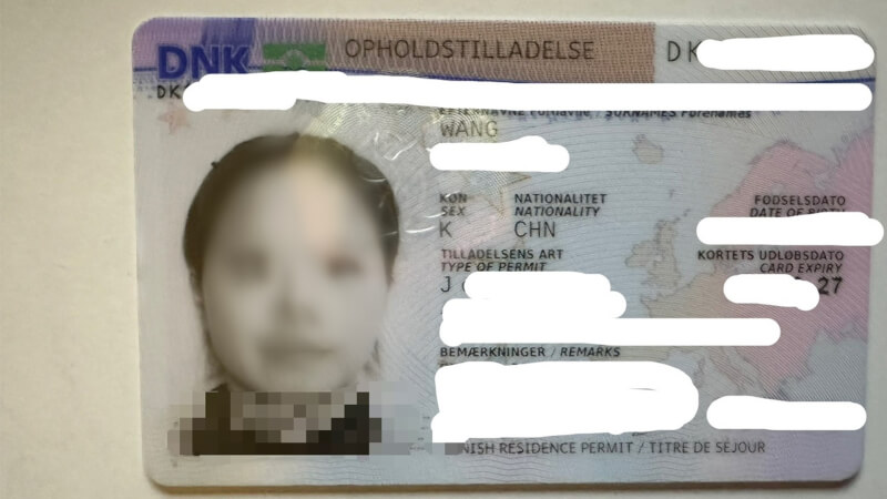 旅丹台灣人的居留證正面國籍被註記為中國（CHN）。（民眾提供）