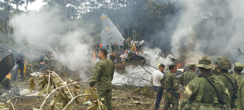 哥倫比亞一架搭載125人的空軍運輸機23日在南部亞馬遜地區起飛後不久墜毀。（La Voz de Amazonia/Mare Rafue/Handout via 路透社）