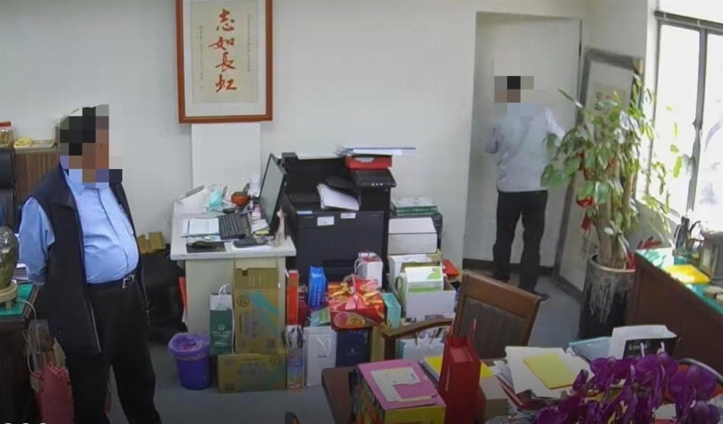 前中油煉製事業部執行長徐漢（左）涉向業者收回扣，檢調2022年5月在其辦公室搜出鉅額現金。（橋頭地檢署提供）