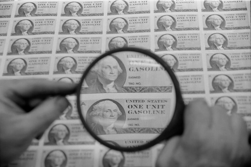 圖為因應1973年石油危機，隸屬美國財政部的鑄印局印製汽油配給票。（圖取自美國國會圖書館loc.gov）