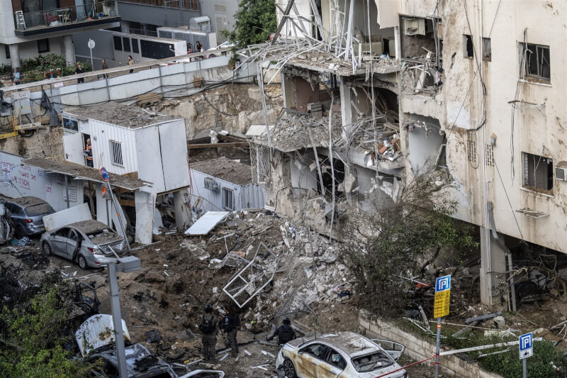 以色列特拉維夫建築24日遭伊朗飛彈襲擊。（安納杜魯新聞社）