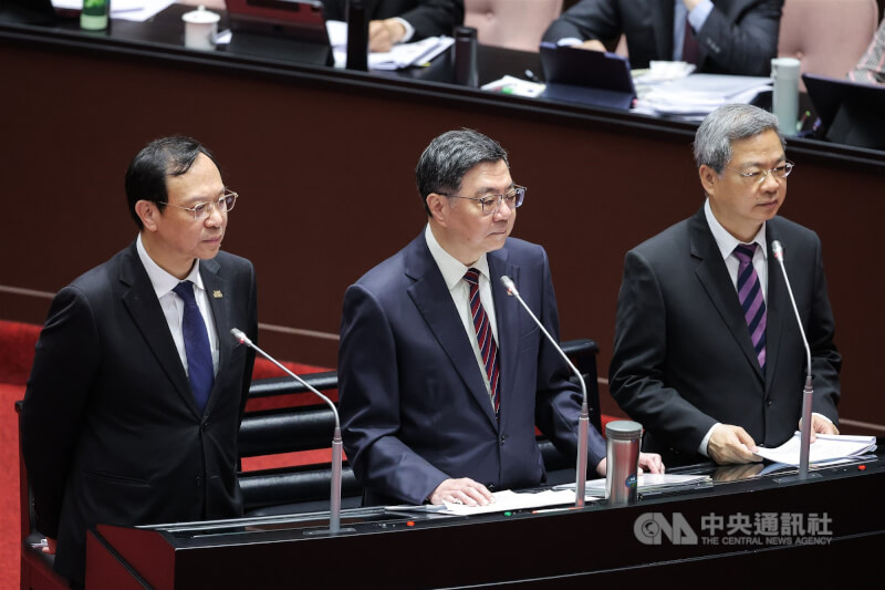 立法院會24日對行政院長卓榮泰提出施政方針及施政報告繼續質詢，卓榮泰（中）與經濟部長龔明鑫（右）、衛福部長石崇良（左）列席備詢，回應有關因美伊戰事恐引發藥物、醫材短缺等議題。中央社記者翁睿坤攝　115年3月24日