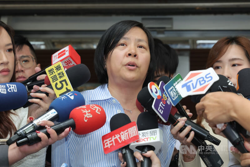 民眾黨立委李貞秀（中）24日臨時召開記者會，表示昨晚開直播時，提到新竹市長高虹安拿了民眾黨前主席柯文哲700萬元。李貞秀說身為民意代表，這件事她真的很抱歉，「我要慎重再跟高市長再一次道歉」。中央社記者翁睿坤攝　115年3月24日