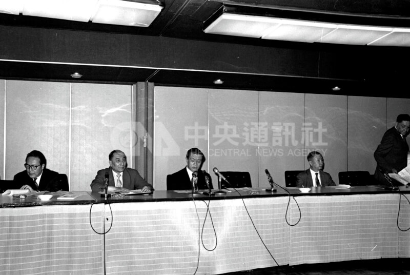 1973年10月8日台灣時任經濟部長孫運璿（中）等人在記者會向國人報告表示，政府決可充分供應國內日用必需品及大宗民生必需品，盼社會大眾勿聽信謠言搶購物品。（中央社檔案照片）