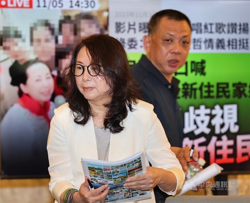 台灣新住民發展協會理事長、陸配徐春鶯（前）。（中央社檔案照片）
