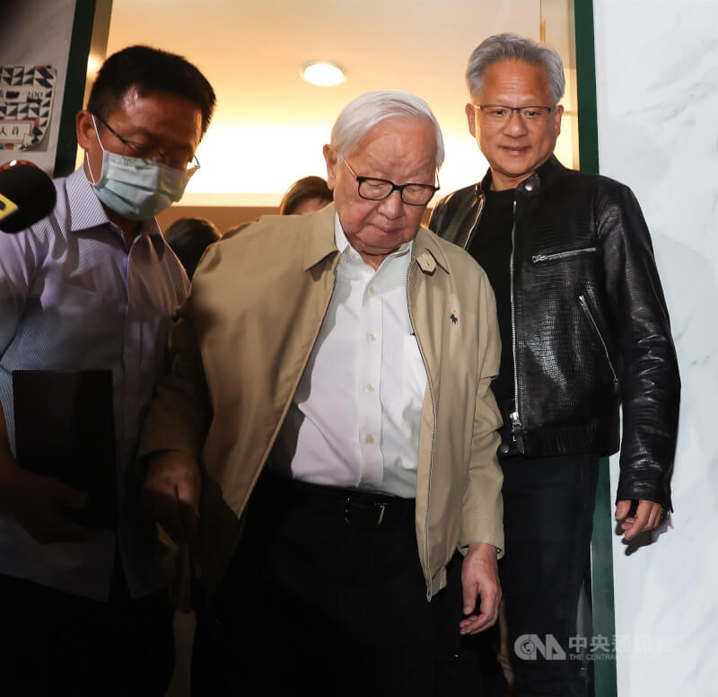 2024年5月輝達執行長黃仁勳（右）來台，與台積電創辦人張忠謀（中）餐敘。（中央社檔案照片）