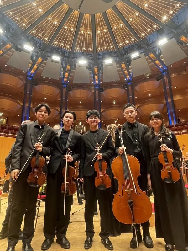 國家青年交響樂團（NSYO）學員謝宗翰（左起）、林垣凱、鄧景倫、陳亮瑜與張子婕加入德國青年愛樂樂團（Junge Deutsche Philharmonie）歐洲巡演結束，收穫豐碩。（NSO國家交響樂團提供）中央社  115年3月24日