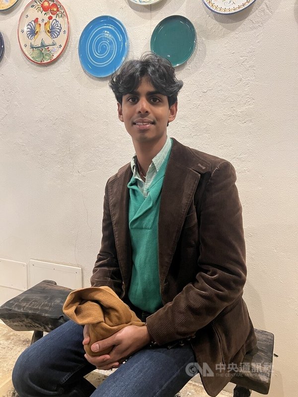 將滿23歲的羅馬智慧大學政治系畢業生錫利瓦桑接受中央社訪問表示，他投下反對票主要因為不希望義大利政治現況繼續走向極化與對立。中央社記者黃雅詩羅馬攝　115年3月24日