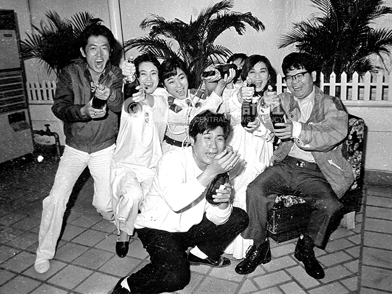 「大頭兵」創國片在新加坡的最高票房紀錄，導演朱延平（左）和演員鄭進一（右起）、張小燕、呂㛢菱、顏寧及胡瓜（前）等人開香檳慶祝。中央社記者馮國鏘攝　76年3月26日