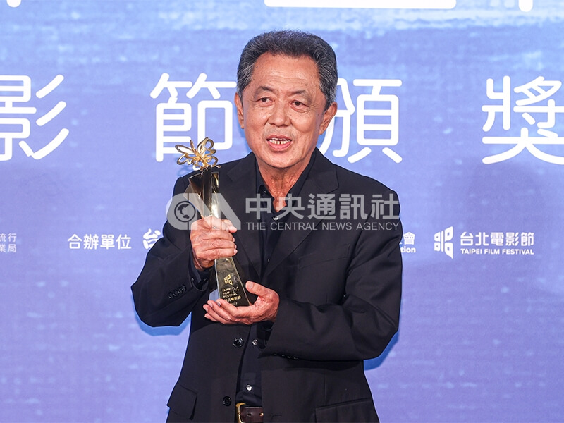 朱延平獲頒2022年第24屆台北電影節台北電影獎卓越貢獻獎。中央社記者鄭清元攝 111年7月9日