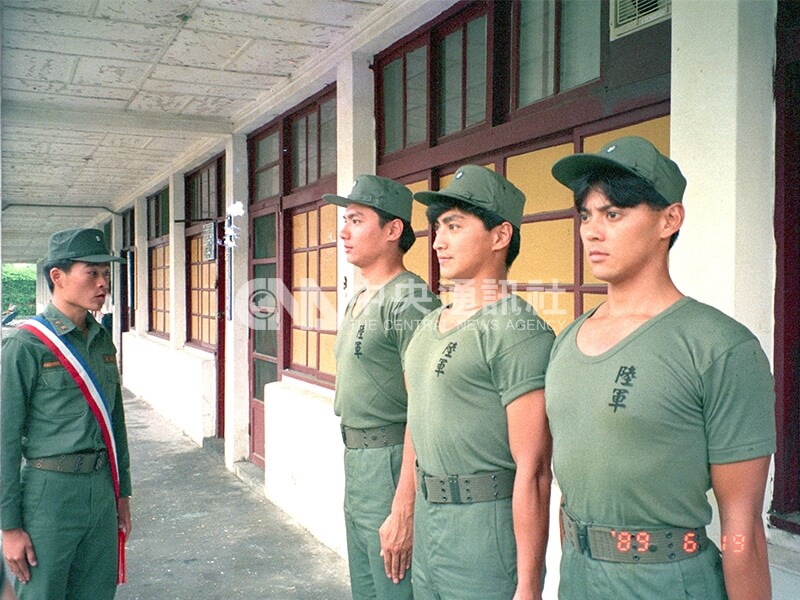 國片「大頭兵」帶動軍教片熱潮，台港合作拍攝的「壯志豪情」在鳳山陸軍官校開拍，港星莫少聰（右起）、何家勁、林俊賢接受陸官班長指導。中央社記者范大龍攝　78年6月19日