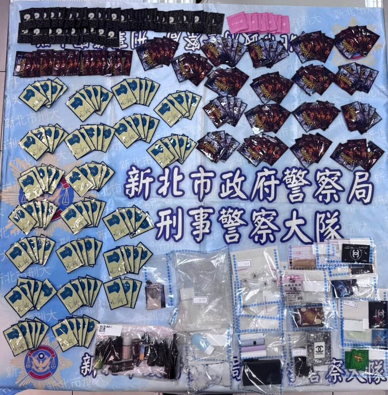 新北市刑事警察大隊25日表示，李姓女子涉嫌於新北市三重區一帶販售毒品咖啡包，日前循線在李女租屋處查獲含有第三級毒品卡西酮類的咖啡包逾300包，另有愷他命及依托咪酯煙彈等違禁品，並將李女帶回偵訊。（警方提供）中央社記者黃旭昇傳真　115年3月25日