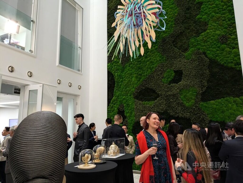 駐英國代表處去年9月搬遷至新館舍後，在駐英代表姚金祥積極促成下，已在館舍內陸續舉辦數場視覺藝術展，並在空間布置上展現巧思，常態融入來自台灣的文化藝術作品，屢成賓客話題焦點。中央社記者陳韻聿倫敦攝　115年3月25日