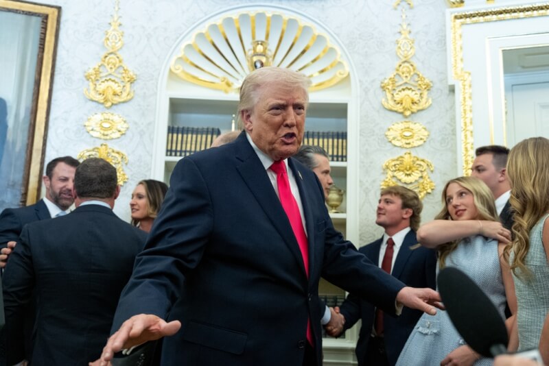 美國總統川普24日稱伊朗送上一份與荷莫茲海峽石油運輸有關的大禮。（美聯社）