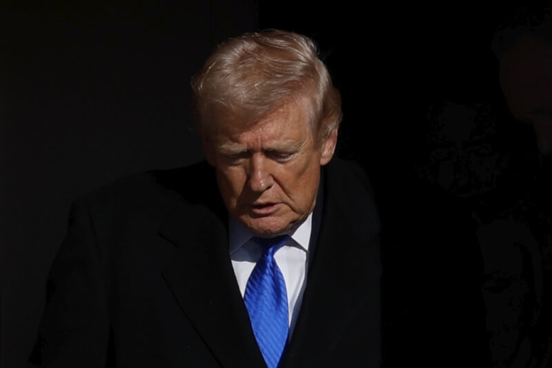 美國總統川普的支持率下滑至他重返白宮以來的最低點。（美聯社）