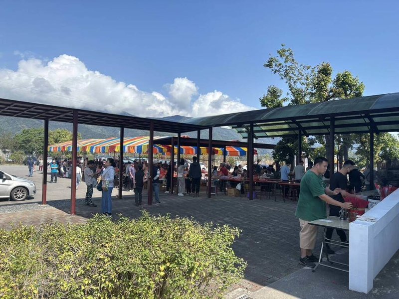 清明節是緬懷先人、表達追思的重要時節，花蓮縣政府續推「環保祭祀、淨零排放」，鼓勵「以花代香」綠色掃墓，自28日起於全縣13鄉鎮市戶政事務所提供免費鮮花，取代焚香燒冥紙。其中富里鄉公所完成轄內各公墓區域環境整理及除草作業，盼提升掃墓安全。（富里鄉公所提供）中央社記者李先鳳傳真　115年3月25日