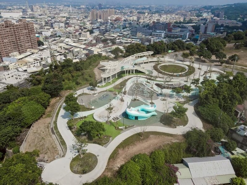 彰化八卦山天空遊戲場榮獲第13屆台灣景觀大獎優質獎，全區以「雲」為設計意象，透過流動曲線與地形高差整合，打造中台灣首座以「天空」為主題的全齡共融公園 。（彰化縣政府提供）中央社記者吳哲豪傳真　115年3月25日
