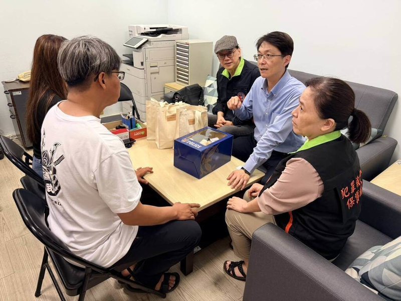 高雄市日前發生三寶媽遭毒駕追撞身亡事件，高雄地檢署檢察長黃元冠（後左2）23日前往探視三寶媽家屬，當面說明偵辦進度。（高雄地檢署提供）中央社記者洪學廣傳真　115年3月25日