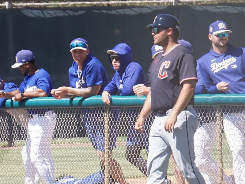 洛杉磯道奇隊小聯盟外野手柯敬賢（左2）春訓熱身賽在場邊觀戰，他在球團安排下專注調整打擊動作，照片攝於3月20日。中央社記者林宏翰亞利桑那攝115年3月25日