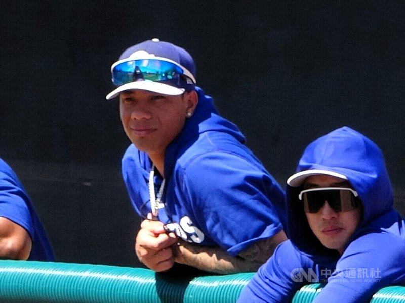 洛杉磯道奇隊小聯盟外野手柯敬賢（左）今年春訓專注調整打擊動作，照片攝於3月20日，隊友在場上比賽時，他在場邊觀戰。中央社記者林宏翰亞利桑那攝115年3月25日