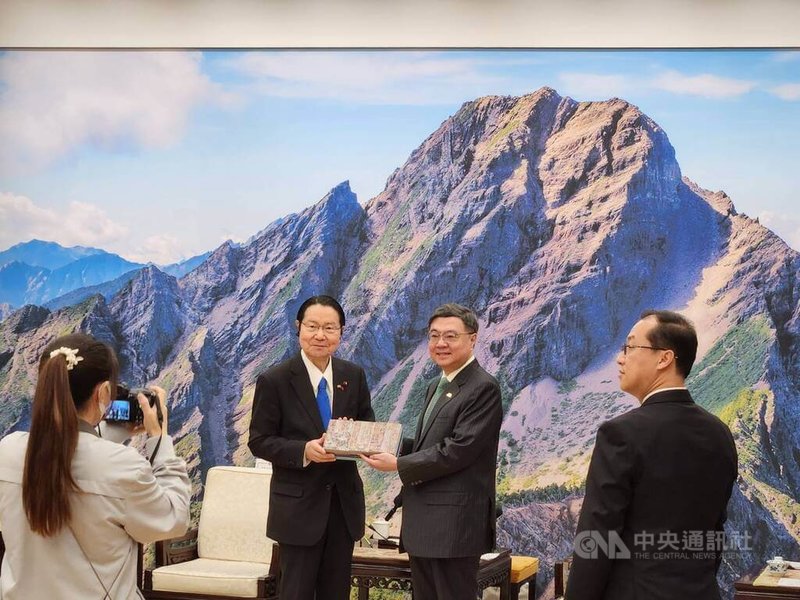 行政院長卓榮泰（右2）25日接見日本台灣親善協會會長衛藤征士郎（左2），期盼台日雙方能強強聯手，一起向世界爭取更大的發展機會。中央社記者葉素萍攝　115年3月25日