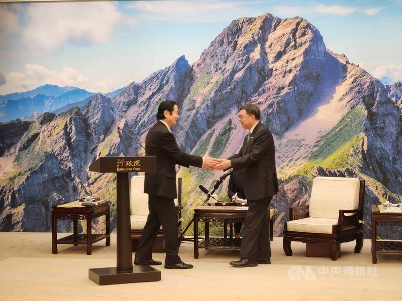 行政院長卓榮泰（右）25日接見日本台灣親善協會會長衛藤征士郎（左）。中央社記者葉素萍攝　115年3月25日