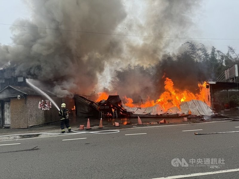桃園市大溪區員林路一間鐵皮燒烤店25日凌晨發生火警，20歲黃姓男客人未逃出被燒成焦屍，警方將報警檢方相驗釐清黃男死因。（翻攝照片）中央社記者葉臻傳真 115年3月25日