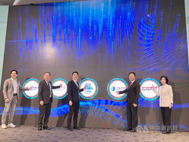 台灣高鐵25日攜手電信三雄啟動「高鐵2.0」全線通訊品質升級計畫，高鐵董事長史哲（左2）說，年底前可望改善南港至板橋地下路段通訊品質，明年底提升全線通訊品質。中央社記者黃巧雯攝  115年3月25日